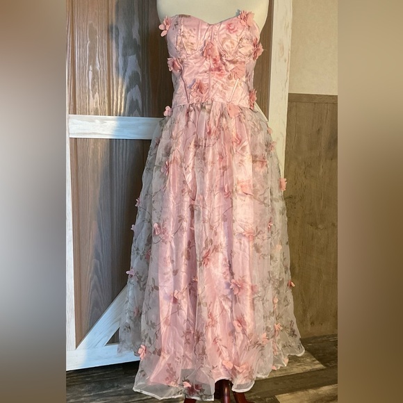 Elegant Pink Floral Strapless, Back Lace-up Gown with Floral Appliqués  SIZE XL - Picture 10 of 13